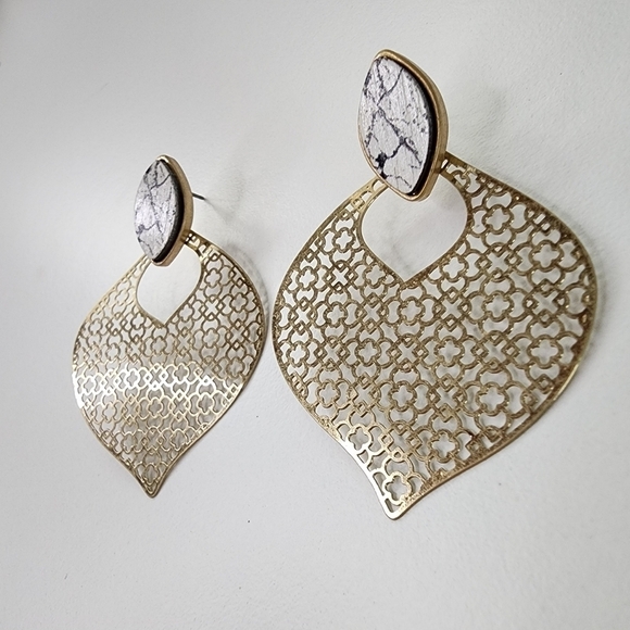 NWT White Howlite Wood Golden Teardrop Filigree Metal Earrings - Picture 6 of 7